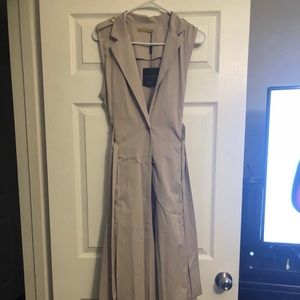 Nude Sleeveless Trench Coat with gold details